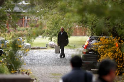 Néstor Kirchner saliendo de su casa de El Calafate