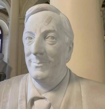 Néstor Kirchner, el único que sonríe desde su pedestal