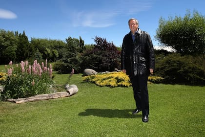 Néstor Kirchner en el jardín de su residencia en El Calafate