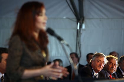 Néstor Kirchner, escucha el discurso de Cristina en la inauguración del parque industrial La Matanza en abril de 2009