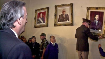 Néstor Kirchner hace descolgar el cuadro de Jorge Rafael Videla