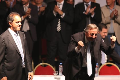 Néstor Kirchner junto a Daniel Scioli en la presentación de los candidatos a las elecciones legislativas de 2009 por el Frente para la Victoria