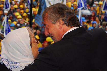 Néstor Kirchner junto a Hebe de Bonafini en la entrega de viviendas de un plan habitacional para vecinos de la Villa 15