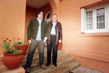 Néstor Kirchner, junto a su hijo Máximo, al regresar de un paseo por la capital santacruceña en 2003