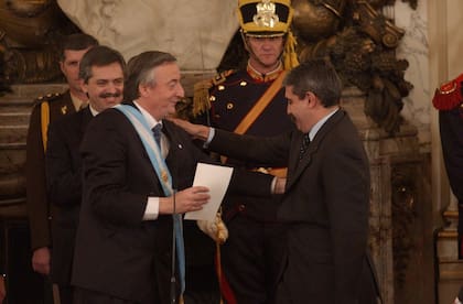 Néstor Kirchner le toma juramento a Aníbal Fernández como ministro del Interior, el 25 de mayo de 2003