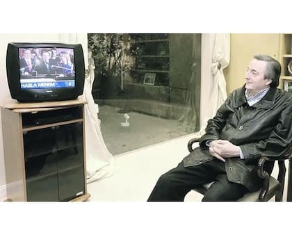Néstor Kirchner mira el discurso de Menem después de las elecciones de 2003