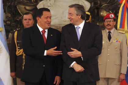 Néstor Kirchner recibe a Hugo Chavez en febrero de 2005