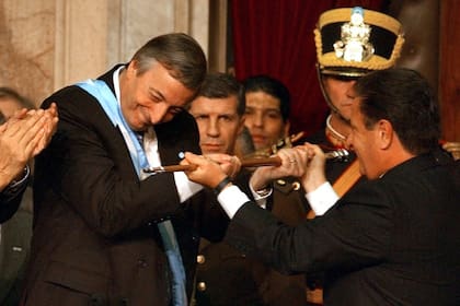 Duhalde le entrega el bastón presidencial a Néstor Kirchner el 25 de mayo de 2003.