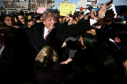 Néstor Kirchner recorre el barrio Primero de Mayo el 3 de junio de 2009