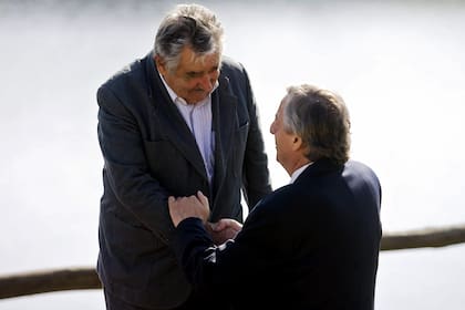 Néstor Kirchner saluda a José Mujica al finalizar la cumbre extraordinaria de Unasur el 4 de mayo de 2010