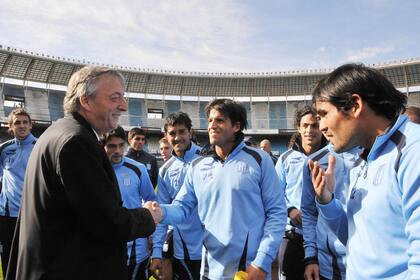 Néstor Kirchner saluda a los jugadores de Racing en el estadio de Avellaneda el 4 de junio de 2009