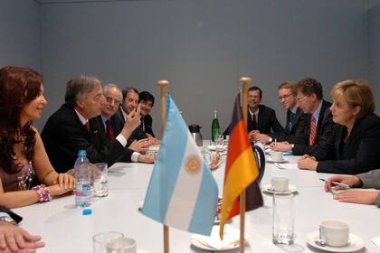 Néstor Kirchner y Angela Merkel durante una cumbre celebrada en Viena, en 2006, en un encuentro en el que la canciller exhortó a la Argentina a “honrar las deudas para integrarse al mundo”