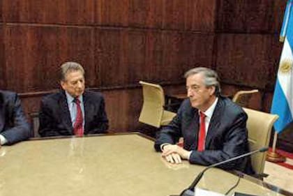 Caras largas. Néstor Kirchner y Franco Macri en una reunión. El expresidente avanzó en la estatización del Correo Argentino. Fue el comienzo de una disputa que continúa hasta ahora.