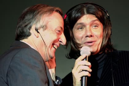 Nestor Kirchner y Marcelo Tinelli durante el lanzamiento de la programación de Radio Del Plata, el 19 de abril de 2004