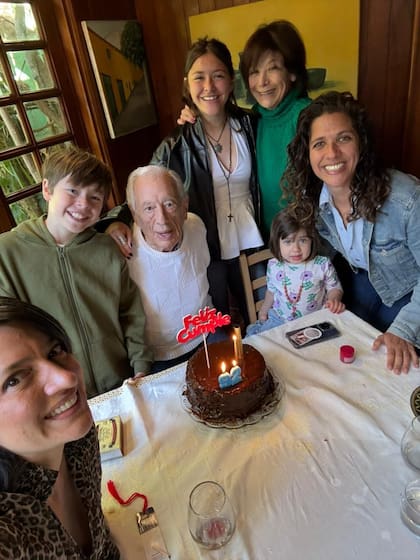 Néstor Linari, con su esposa, hijas y nietos en su último cumpleaños