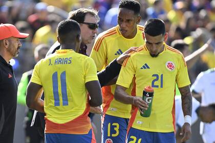 Nestor Lorenzo les da indicaciones a Jhon Arias (11), Yerri Mina (13) y Daniel Muñoz (21) durante el último amistoso ante Bolivia antes de la Copa América 