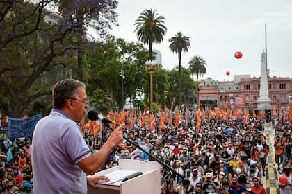 Néstor Pitrola, el sábado en una multitudinaria manifestación frente a la Casa Rosada para rechazar el impuesto a las grandes fortunas y el ajuste que promueve el FMI