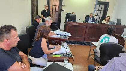 Néstor Simone, de brazos cruzados, observa la declaración testimonial de Soledad Cuello en una de las audiencias del juicio que lo tiene a él y a Ramón Palacios como acusados de haber matado a Yamila Cuello