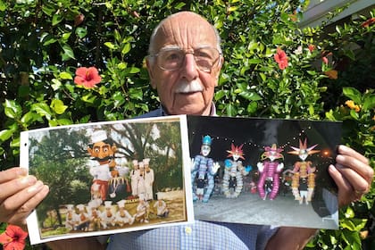 Néstor "Toto" Valfiorani sostiene las fotos de su primer y último motivo con los que participó en los carnavales de Lincoln: Hoy Polenta y Los Venecianos