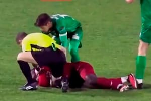 La maniobra de un árbitro que le salvó la vida a un futbolista de 17 años en pleno partido