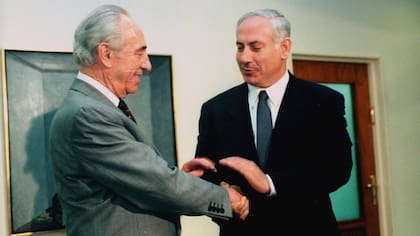 Netanyahu en 1996, en el traspaso de mando con Shimon Peres.