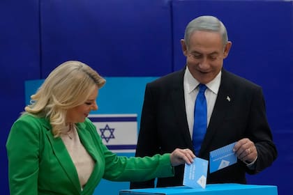 Netanyahu pone su voto junto a su esposa Sara