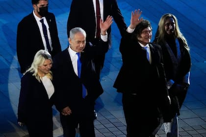 Netanyahu, su esposa Sara, y Javier y Karina Milei.