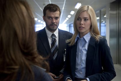 El misterioso asesor de medios Kasper Juul (Pilou Asbaek) y Katrine Fonsmart tienen un tortuoso romance que recorre las tres temporadas de la serie, que volverá con nuevos capítulos a Netflix recién en 2022