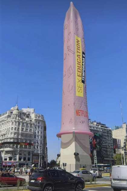 Netflix realizó una activación para el lanzamiento de la cuarta temporada de la serie Sex Education con un OOH muy particular donde el Obelisco fue nuevamente el protagonista: esta vez para simular ser cubierto por un enorme preservativo con la publicidad de la serie.