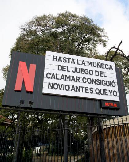 Netflix utilizó cartelería en la vía pública con mucho humor para promocionar la producción (Foto: Netflix)