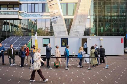 Los votantes hacen cola para votar frente a un colegio electoral en La Haya, el 6 de junio de 2024, el primer día de las elecciones al Parlamento Europeo