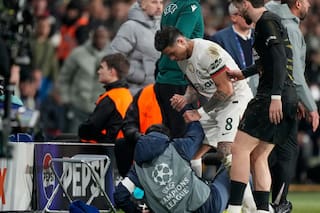 Neto, del Chelsea, acusado por la UEFA de empujar a un recogepelotas en juego ante PSG