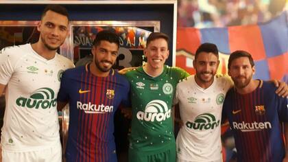 Neto, Follman y Ruschel, sobrevivientes de la tragedia de Chapecoense, posan con Luis Suárez y Messi