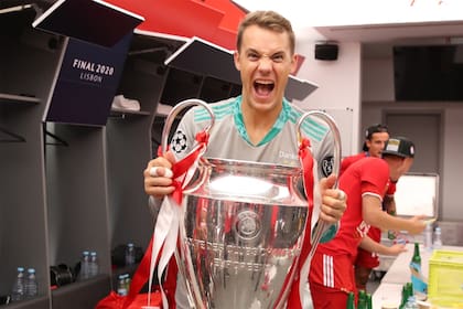 El festejo de Manuel Neuer, figura de Bayern, en el vestuario del estadio Da Luz