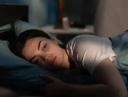 Neurofisióloga enumera las 12 consecuencias en el corto y largo plazo de dormir poco.