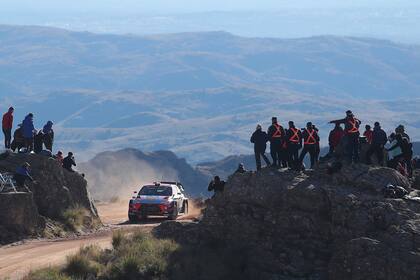 Neuville en acción, rodeado del fervor cordobés por el Rally