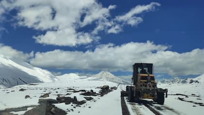 Nevadas inesperadas demoraron la apertura hasta que las máquinas viales despejaron el complejo trayecto