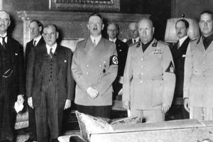 Neville Chamberlain, Edouard Daladier, Adolf Hitler, Benito Mussolini y el conde Ciano en la Conferencia de Múnich de 1938