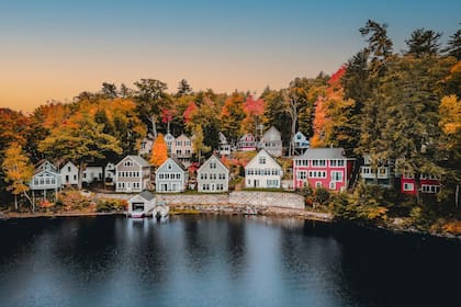 New Hampshire lidera el ranking con un equilibrio perfecto: aunque ocupa el puesto 40 en clima, destaca como el estado más seguro (1°) con excelente sistema de salud (5°) y ventajas fiscales únicas que no gravan salarios ni jubilaciones