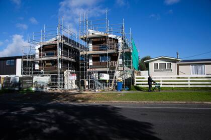 New homes under construction in Te Atatu Peninsula, a suburb of Auckland, New Zealand, on May 6, 2021. A housing shortage in New Zealand is one of the main issues driving New Zealanders to move abroad. (Cornell Tukiri/The New York Times)