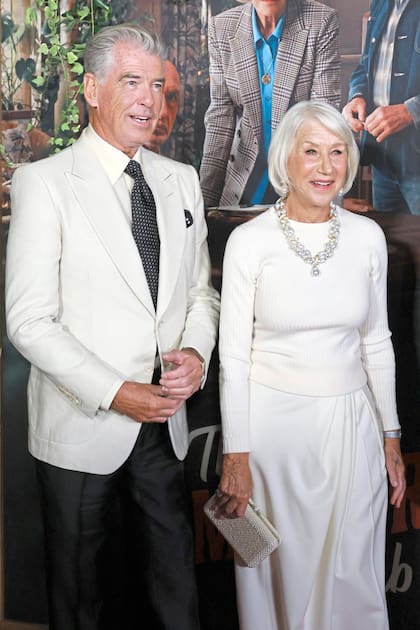 NEW YORK, NEW YORK - AUGUST 14: (L-R) Pierce Brosnan y Helen Mirren en la presentación de El club del crimen de los jueves, en el Plaza Hotel de Nueva York, el pasado 14 de agosto