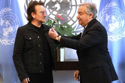 Bono y el secretario general de la ONU, António Guterres, propulsando la campaña "Drive for Five" que solicita que los países garanticen 12 años de educación gratuita de calidad para las adolescentes que están situación de desventaja