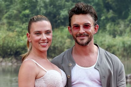 Scarlett Johansson y Jonathan Bailey protagonizan Jurassic World: Renace, pero originalmente Jennifer Lawrence y Glen Powell fueron pensados para los roles principales