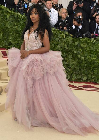 La artista SZA, de Atelier Versace con detalles en cuero
