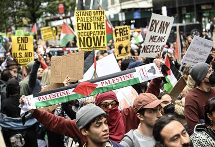 La gente participa en una manifestación pro palestina organizada por OSC pro palestinas en Times Square de la ciudad de Nueva York, Estados Unidos, el 8 de octubre de 2023