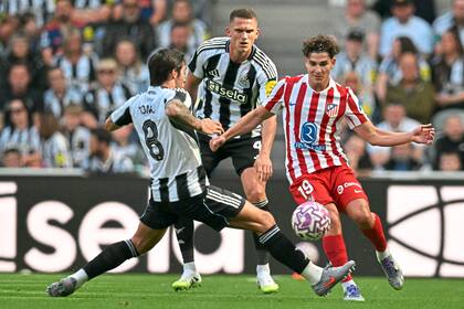 Newcastle United's Italian midfielder #08 Sandro Tonali (L) vies with Atletico Madrid's Argentinian striker #19 Julian Alvarez (R) during the pre-season friendly football match between Newcastle United and Atletico Madrid at St James' Park in Newcastle-upon-Tyne, north east England on August 9, 2025. (Photo by ANDY BUCHANAN / AFP)