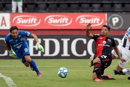 Sebastián Palacios toca de zurda al gol; fue el 1-0 de Newells ante Central Córdoba, en Rosario