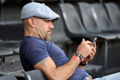 El presidente de Estudiantes: Juan Sebastián Verón, mira el teléfono. Allí tampoco están las respuestas al pésimo momento de Estudiantes.