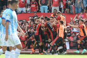 Newell's goleó a Atlético 4-0 por la figura de Castro y... el botín que le prestaron a Pancho González