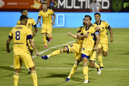 Izquierdoz busca a Cardona; el colombiano envió un centro perfecto para el cabezazo goleador del capitán